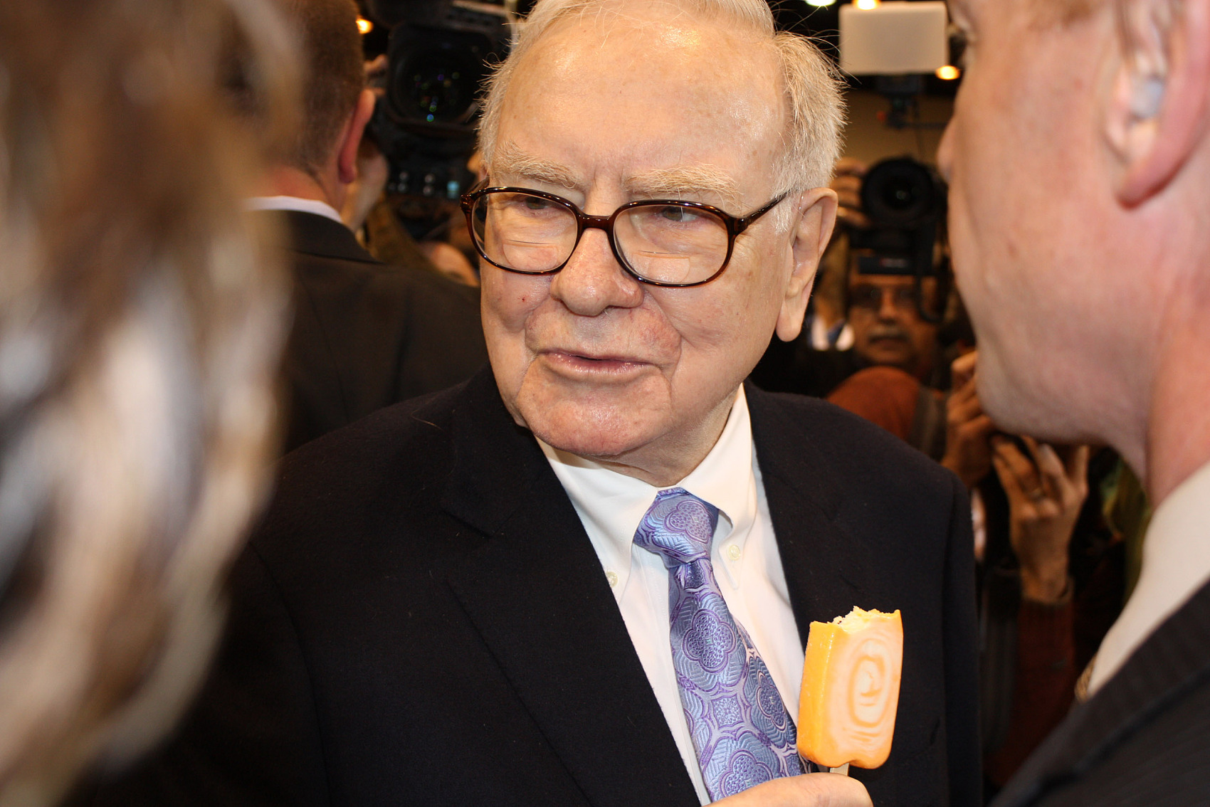 Warren Buffett buys heavily into shortterm US Treasury bonds, with